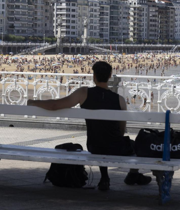 Imagen secundaria 2 - «Hasta el agua sale caliente, es muy difícil refrescarse a 37 grados»