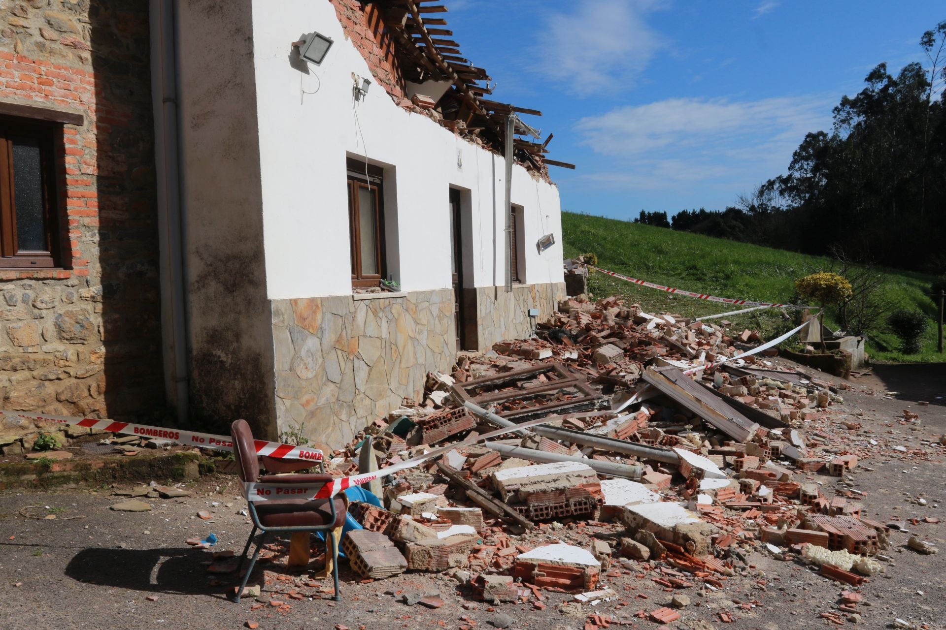 Fotos: El derrumbe de la techumbre de una vivienda en Gozón provoca 12 heridos de una misma familia