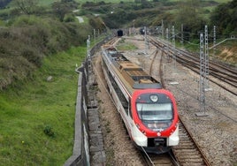 Un tren de cercanías cerca de los túneles de Villabona.