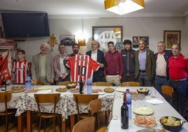 Dirigentes y jugadores del Sporting le entregan la camiseta a Javi Roda, presidente de la peña.