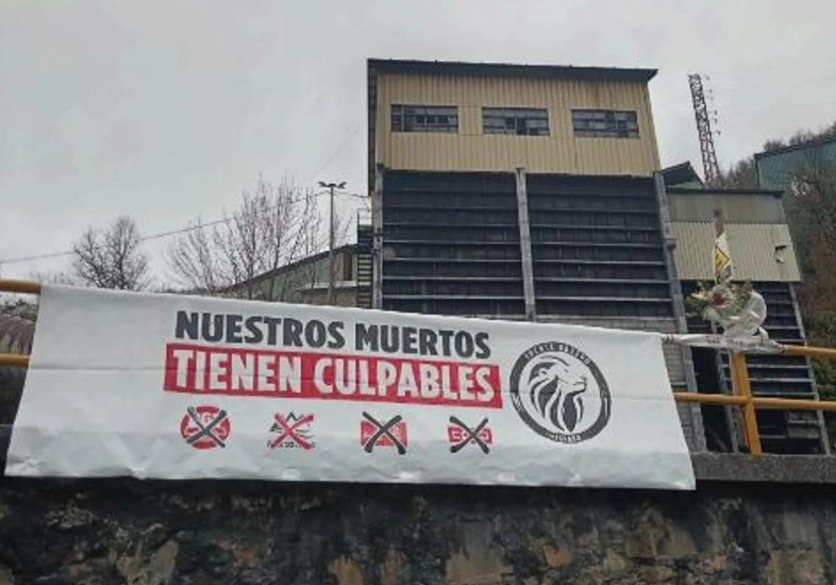 La pancarta que han colocado en la mina de Cerredo.
