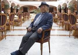 Ricardo Tascón, sentado en el patio interior del Hotel Begoña Park.