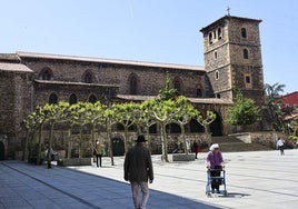 La céntrica parroquia quiere terminar este año el arreglo de su cubierta, donde ya se ha intervenido en la parte central.