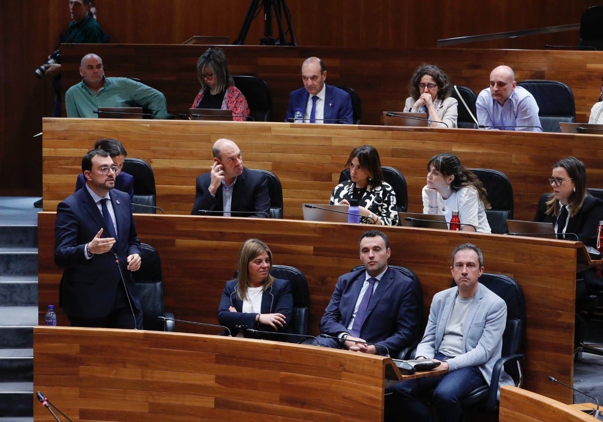 Barbón defiende la nueva estructura de su Gobierno en un duro debate cargado de alusiones personales