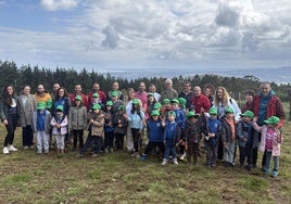 Foto de familia con todos los niños plantadores.