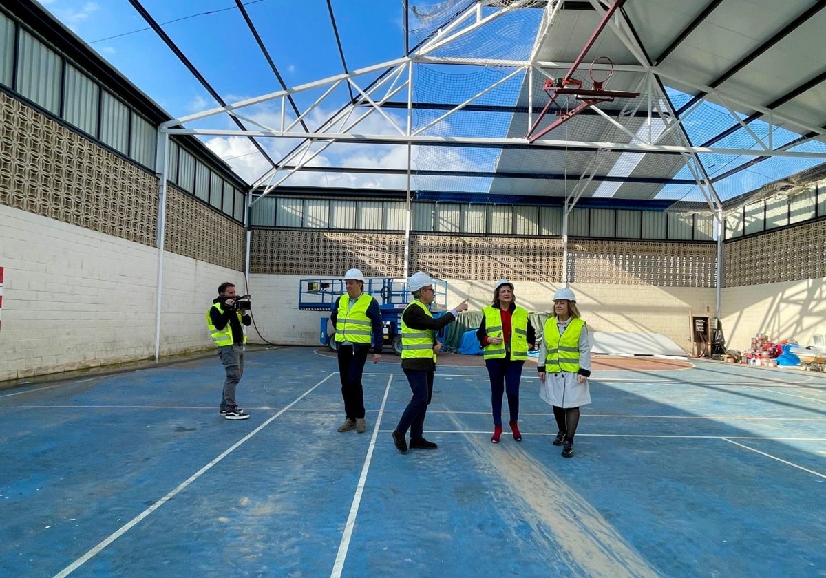 El Principado ultima la renovación de la cubierta del polideportivo del colegio Maliayo, en Villaviciosa
