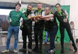 Antonio Sorca, en el centro, brinda tras su victoria.