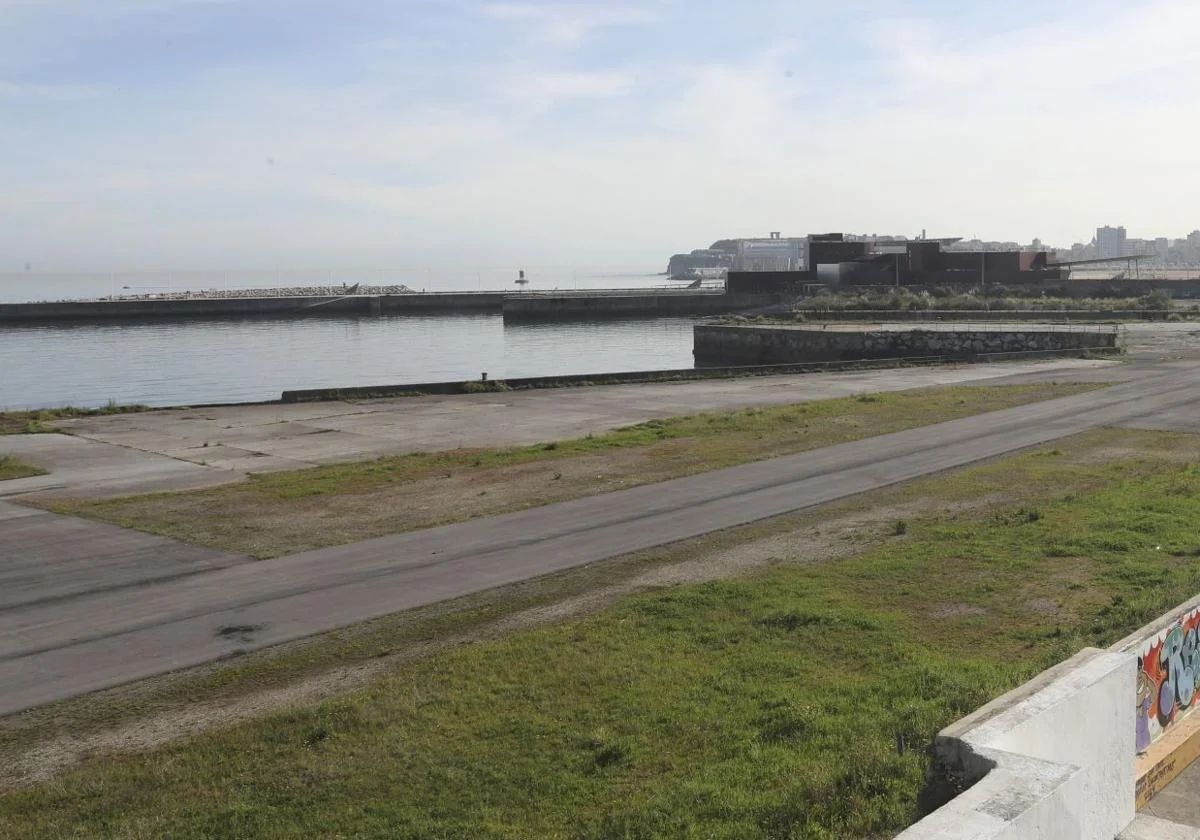 El Puerto acusa al Ayuntamiento de Gijón de «deslealtad» sobre la franja marítima de Naval