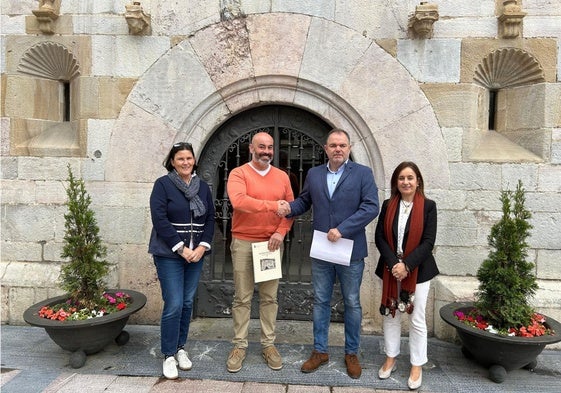 El alcalde de Ribadesella, Paulo García, y el presidente de la Cámara de Comercio de Oviedo, a la entrada del Ayuntamiento riosellano.