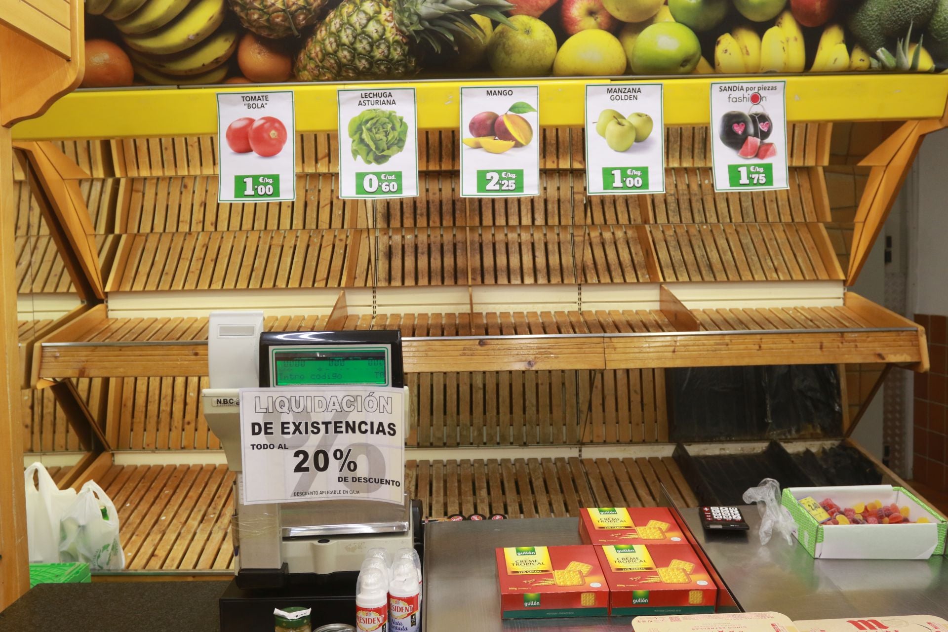 Fotos: Cierre de las tiendas del Grupo El Arco en Asturias