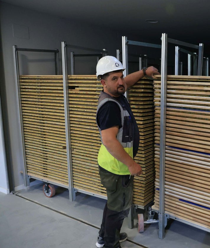 Imagen secundaria 2 - Uno de los gimnasios, la cubierta y la pista modular desmontada del Palacio de los Deportes.