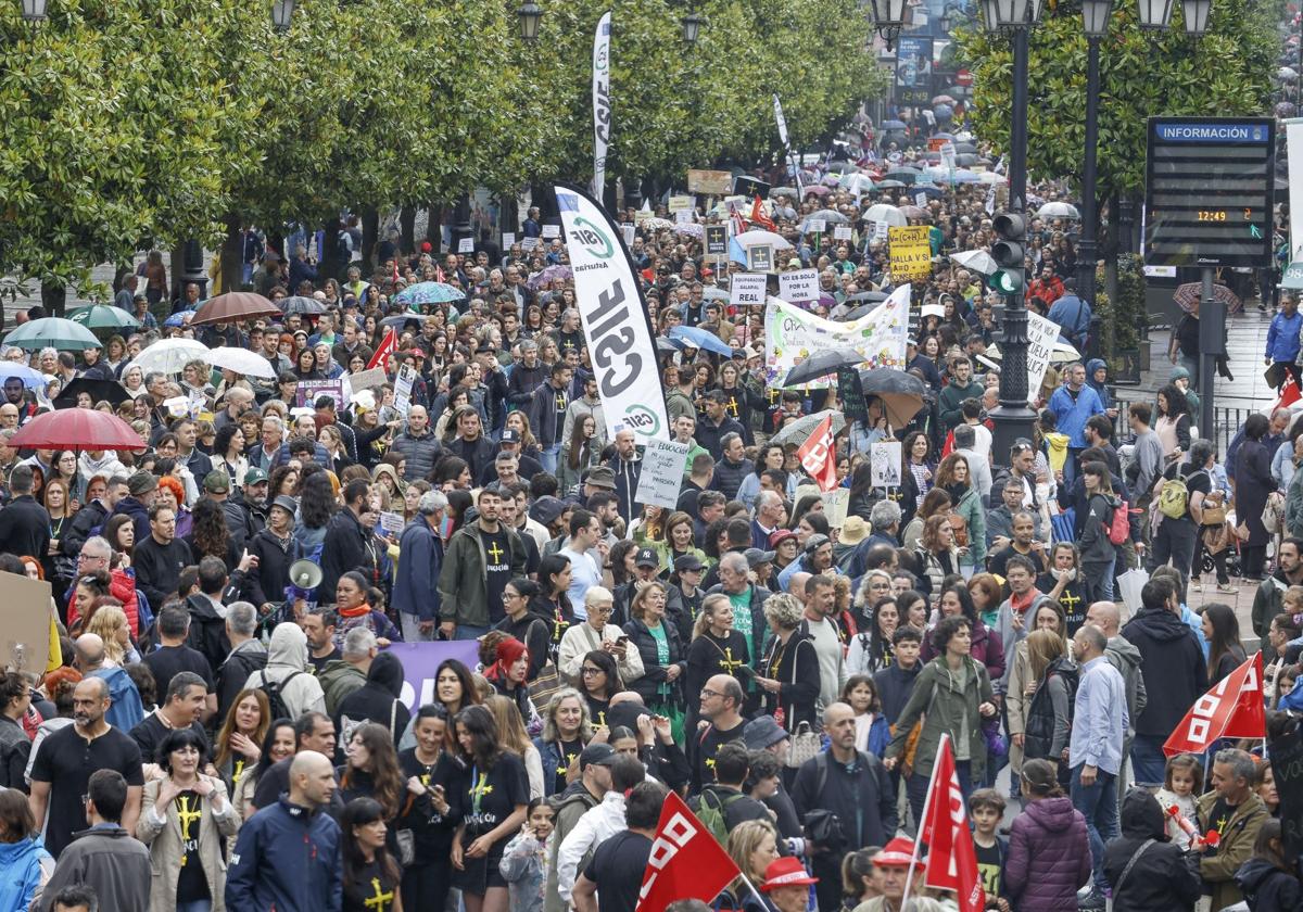 Una manifestación histórica por la «victoria del profesorado asturiano»
