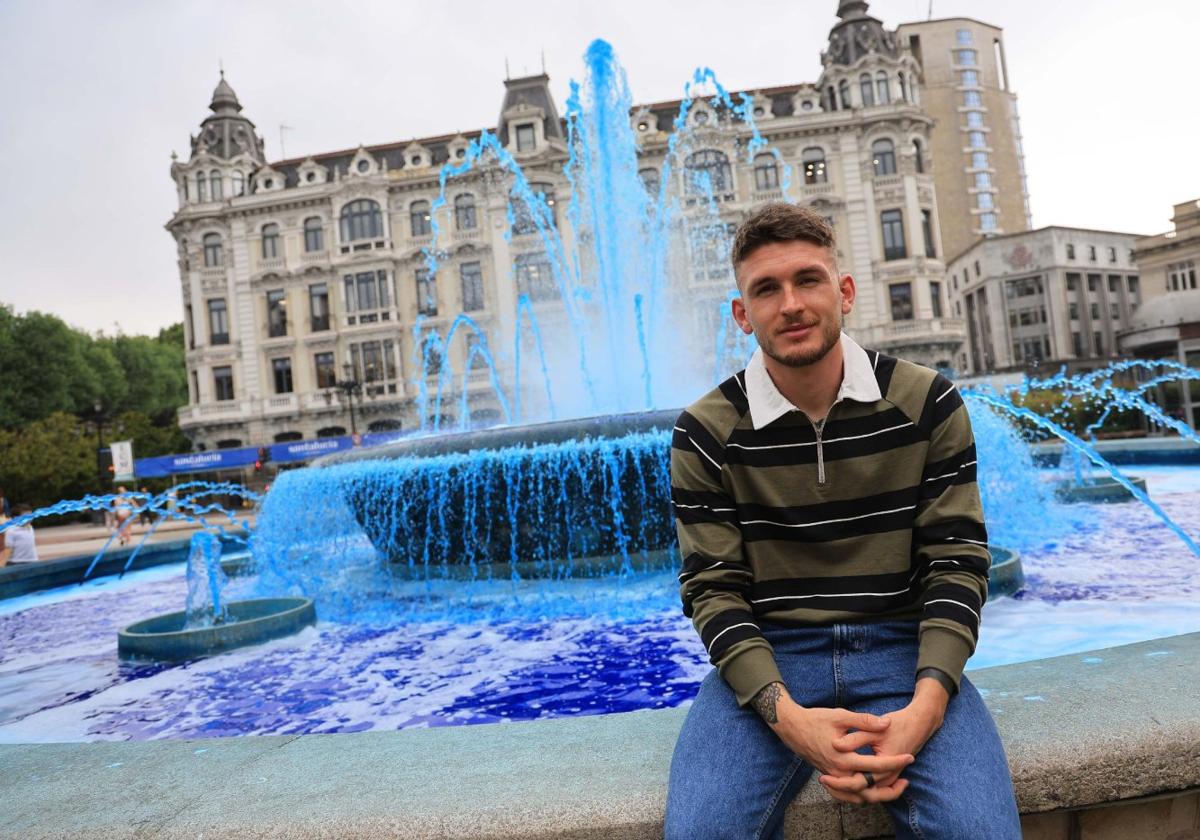 El futbolista Viti, sentado este jueves en la fuente de la plaza de la Escandalera, con el agua azul ante la final del 'play-off' de ascenso a Primera División que jugará el Real Oviedo.