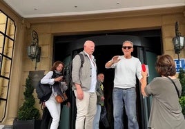 Bruce Springsteen saluda a sus fans a su llegada al hotel María Cristina de San Sebastián.