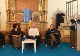Marta del Arco, Guzmán Pendás y Javier Mahía, en el acto de Accem en la colegiata San Juan Bautista.