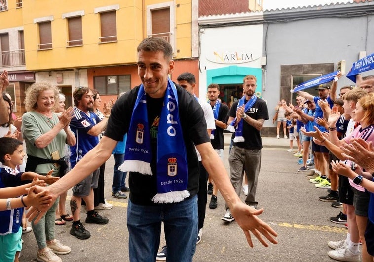 Los jugadores fueron recibidos por un paseíllo de aficionados a su llegada al restaurante.