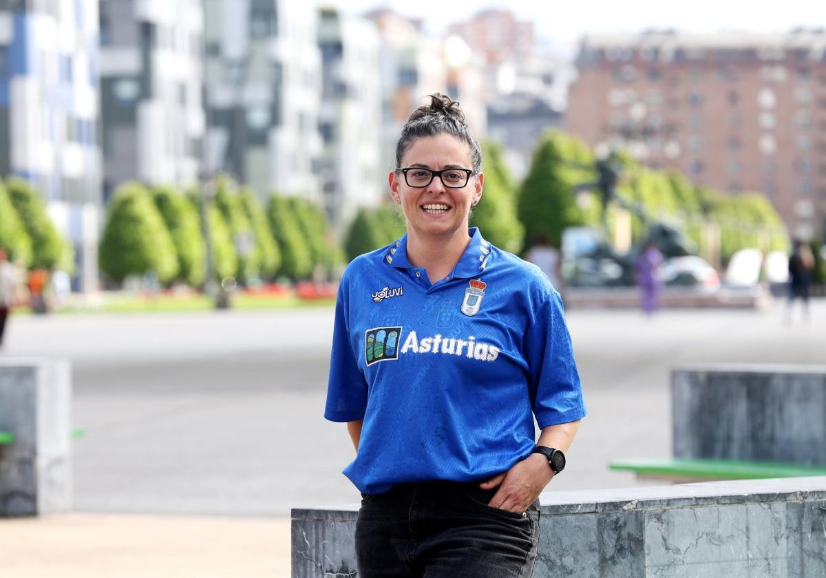 María Joglar, con una camiseta especial del Real Oviedo de la etapa del 'barro'.