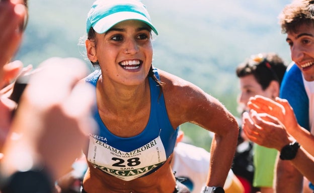 Sara Alonso sube la cuesta de Sancti Spiritu sin perder la sonrisa.