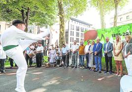 Un dantzari baila el aurresku ante la atenta mirada de burukides y cargos institucionales del PNV.