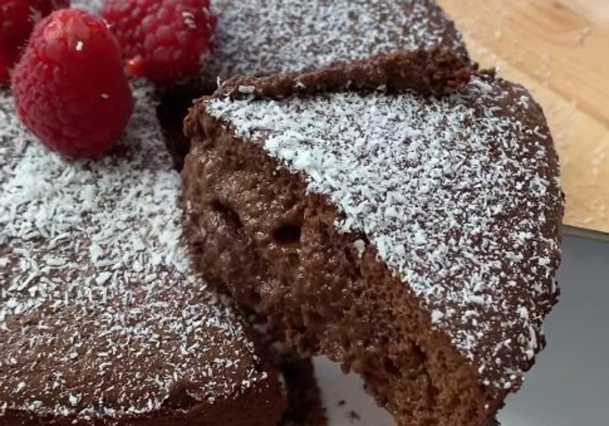 La fácil receta de un pastel de chocolate saludable con solo dos ingredientes