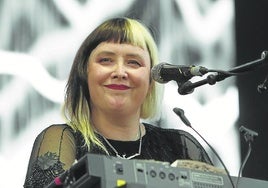 Una sonriente Rachel Goswell, la más comunicativa de la banda.