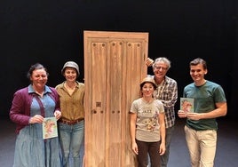 Los actores de teatro y la alcaldesa, Ainhoa Salterain; y el concejal de Cultura, Koldo Bilbao, presentaron la programación cultural.