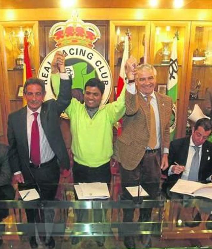 Imagen secundaria 2 - Arriba, plante de los jugadores del Racing, que no jugaron la vuelta de cuartos de Copa ante la Real Sociedad en 2014 en protesta por los impagos de sus nóminas. A la izquierda, multitud de aficionados santanderinos posan en la Torre Eiffel antes de medirse al PSG en la fase de grupos de la UEFA de 2008. A la derecha, Revilla y el expresidente Ángel Lavín, que cumplió prisión, en la histórica firma de 2011.