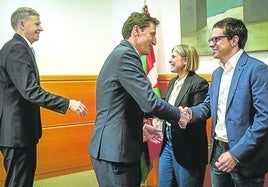 El consejero de Hacienda, Nöel d´Anjou, saluda al portavoz de EH Bildu en el Parlamento, Pello Otxandiano.