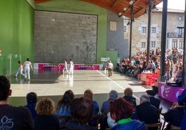 Vista del frontón de Orozko durante un partido de pelota.