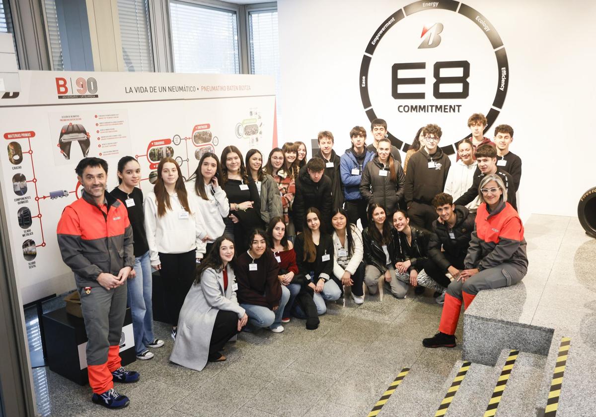 El alumnado del IES Urbi, de Basauri, que participan en STARTInnova visitan Bridgestone