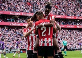 Nico abraza a Maroan tras su golazo.