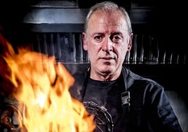 El parrillero Víctor Arguinzóniz, de Asador Etxebarri, fotografiado en su cocina de Axpe, donde ha convertido su «pasión» por el fuego en «una forma de vida».