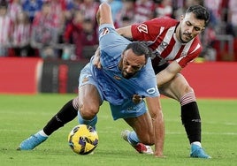 Paredes agarra a Muriqi, un dolor de muelas.