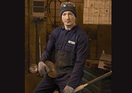 El cocinero del Bakea, Alatz Bilbao Terán (34), en una nave de Industrias Ibaiondo de Mungia, donde fabrica a mano los platos, cubiertos y utensilios de su restaurante.