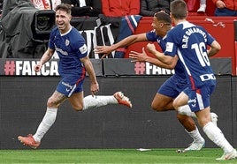 Galarreta y Maroan corren a festejar con Yeray el gol de cabeza que anotó el de Barakaldo para dar la victoria al Athletic en el Sánchez Pizjuán.