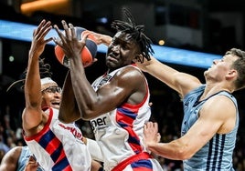 Khalifa Diop atrapa un rebote durante el duelo de la última jornada de Euroliga en Berlín.