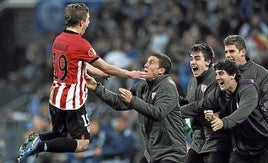 Jugadores del Athletic celebran uno de los cuatro goles endosados al Schalke 04 en Gelsenkirchen, donde se asfaltó el pase a las semifinales de la Europa League.