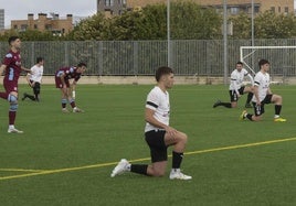 Los jugadores del San Ignacio se han arrodillado al principio del partido ante el Beasain a modo de protesta.