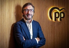 Oyarzabal, presidente del PP de Álava desde 2017, posa en la entrada de la sede del partido en Vitoria.