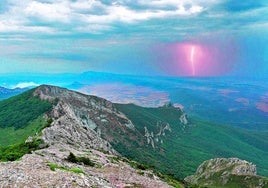 La tormenta se cierne sobre el valle de Lana y la sierra de Lokiz.