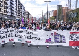 La marcha, a su paso por la Avenida Gasteiz.