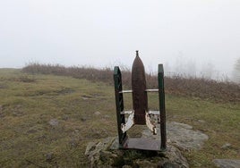 El buzón en forma de cohete situado en la cima.