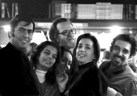 Los escritores Mario Vargas Llosa (i),José Donoso (c) y Gabriel García Márquez, con sus respectivas esposas (lugar no especificado).