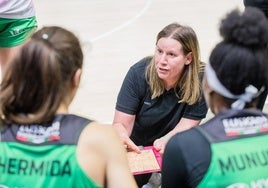 Made Urieta, entrenadora del Araski, imparte instrucciones a sus jugadoras durante un partido de esta temporada.
