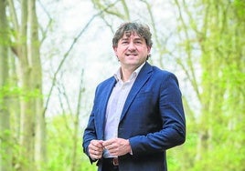 El líder de los socialistas vascos posa en el Paseo de la Senda de Vitoria.