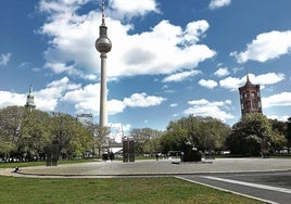 El centro de Berlín, un gran espacio vacío con las torres que se despliegan ante las estatuas de Marx y Engels.
