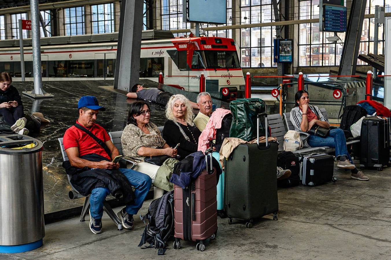 Largas colas en los autobuses por la caída del servicio del metro de Bilbao, el tranvía y los trenes