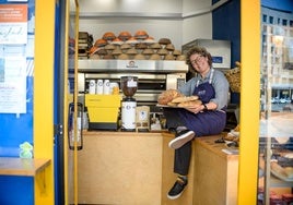 Anna, la rusa que dejó su trabajo como analista de datos para elaborar panes artesanales en su local de Bilbao.