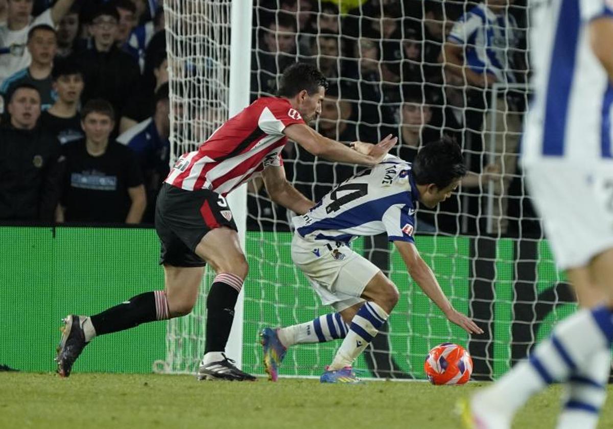 Vivián y Kubo, en la jugada por la que el japonés pidió penalti.