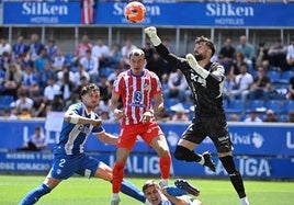 Sivera desoeja de puños ante la amenaza de Gallagher (Atlético).